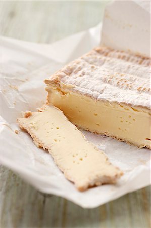 productos lácteos - Soft cheese from France on paper Foto de stock - Sin royalties Premium, Código: 659-07027138