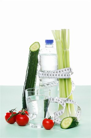 eau minérale - Vegetables and water with a measuring tape Photographie de stock - Premium Libres de Droits, Code: 659-07027140