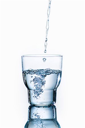 Water pouring into a glass Foto de stock - Sin royalties Premium, Código: 659-07027174