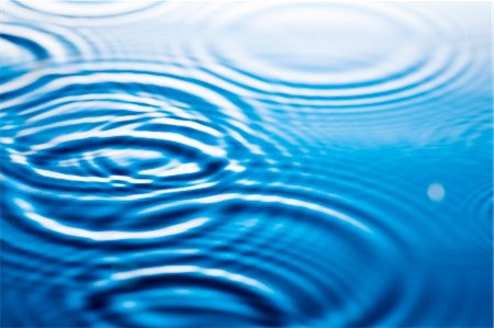 simsearch:659-07597794,k - Concentric circles on the surface of water Photographie de stock - Premium Libres de Droits, Code: 659-07027177