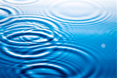 simsearch:659-06186007,k - Concentric circles on the surface of water Foto de stock - Sin royalties Premium, Código: 659-07027177