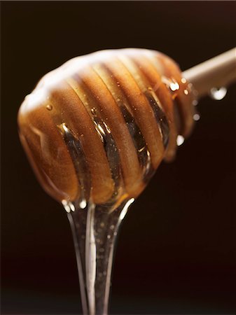 Honey dripping from a honey dipper Foto de stock - Sin royalties Premium, Código: 659-07027181