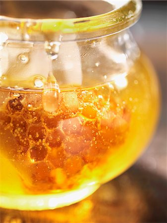 Honey with honeycomb in a jar (close-up) Fotografie stock - Premium Royalty-Free, Codice: 659-07027183