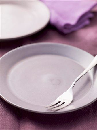 simsearch:659-07597012,k - An empty plate with a dessert fork Foto de stock - Royalty Free Premium, Número: 659-07027196