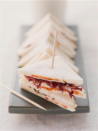 sandwich - Tramezzini sandwiches with radicchio and tomatoes Photographie de stock - Premium Libres de Droits, Code: 659-07027190