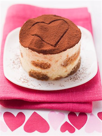 simsearch:659-07027205,k - Individual tiramisu with a heart shape in cocoa powder Foto de stock - Sin royalties Premium, Código: 659-07027214