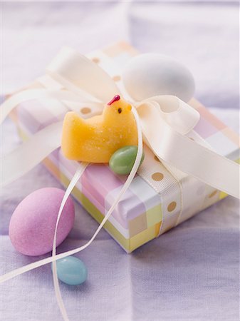 puntaje - An Easter parcel with a fondant chick and Easter eggs Foto de stock - Sin royalties Premium, Código: 659-07027219