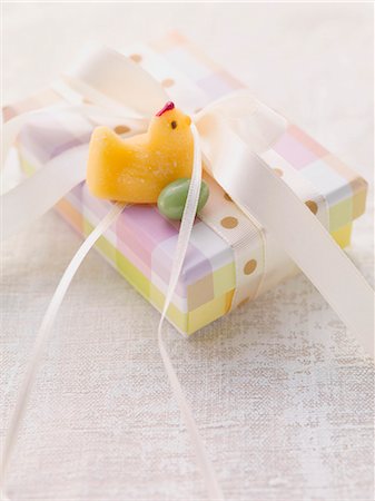 An Easter parcel with a fondant chick and a sugar egg Photographie de stock - Premium Libres de Droits, Code: 659-07027220