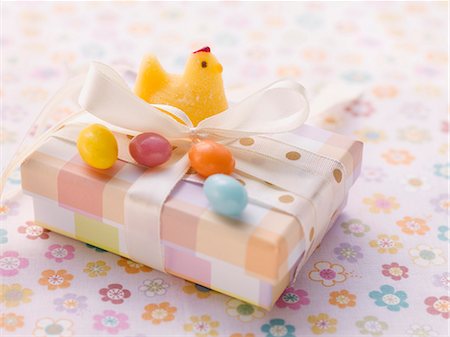 springlike - An Easter parcel with a fondant chick and sugar eggs Stock Photo - Premium Royalty-Free, Code: 659-07027222