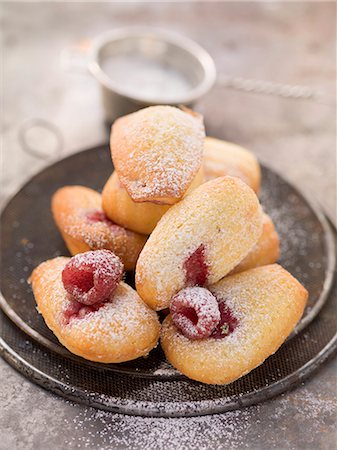 raspberry preserve - Madeleines with raspberries and icing sugar Stock Photo - Premium Royalty-Free, Code: 659-07027234