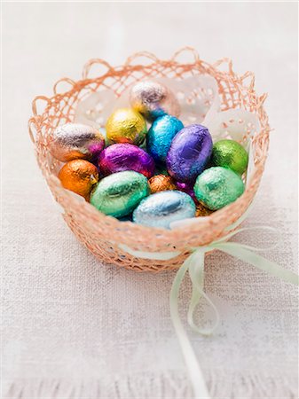 süßes - An Easter basket with chocolate eggs Stockbilder - Premium RF Lizenzfrei, Bildnummer: 659-07027233