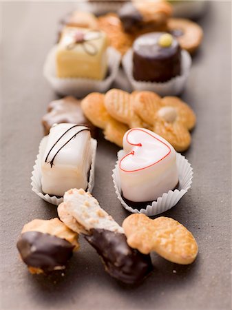 petit fours - Assorted biscuits and petits fours Stockbilder - Premium RF Lizenzfrei, Bildnummer: 659-07027246