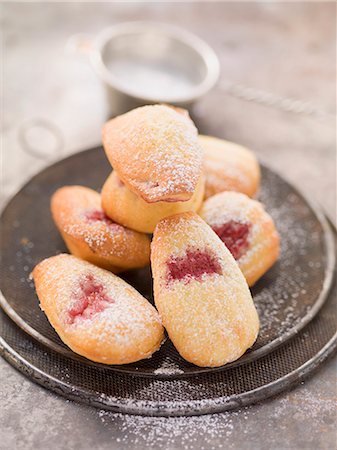 raspberry preserve - Madeleines with raspberry jam and icing sugar Stock Photo - Premium Royalty-Free, Code: 659-07027254