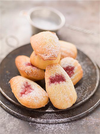 soft fruit conserve - Madeleines with raspberry jam and icing sugar Stock Photo - Premium Royalty-Free, Code: 659-07027254
