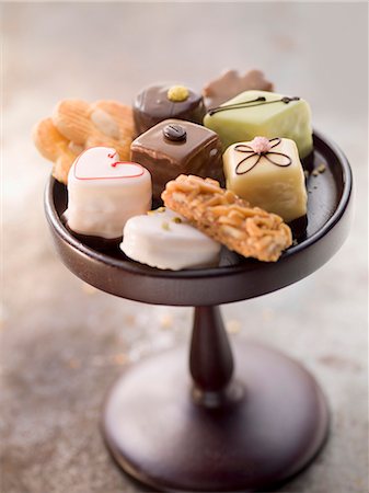 Assorted biscuits and petits fours on a cake stand Photographie de stock - Premium Libres de Droits, Code: 659-07027250