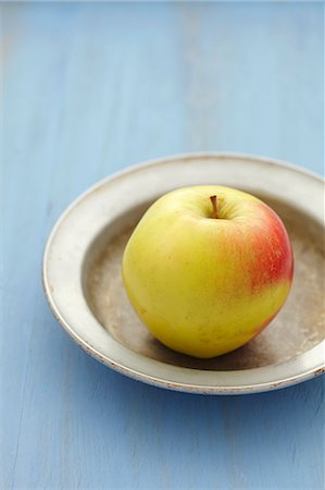 solo objeto - An apple on a plate Foto de stock - Sin royalties Premium, Código: 659-07027264