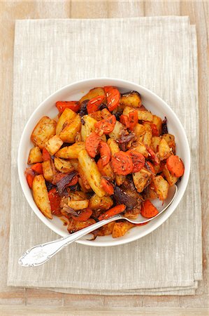 food top view - Roasted vegetables (potatoes, carrots, celeriac and red onions) Stock Photo - Premium Royalty-Free, Code: 659-07027265