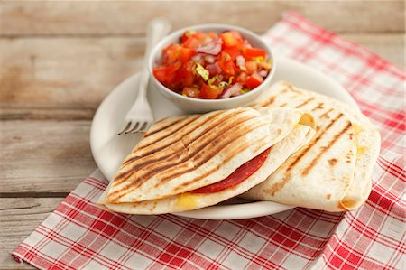 simsearch:659-07028795,k - Quesadillas with salami and tomato salsa Foto de stock - Sin royalties Premium, Código: 659-07027262