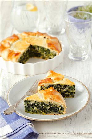 simsearch:659-07028540,k - Spinach pie with almonds Photographie de stock - Premium Libres de Droits, Code: 659-07027284