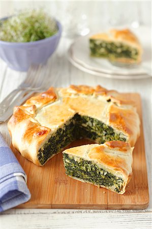 simsearch:659-08419829,k - Spinach pie with almonds Foto de stock - Sin royalties Premium, Código: 659-07027283