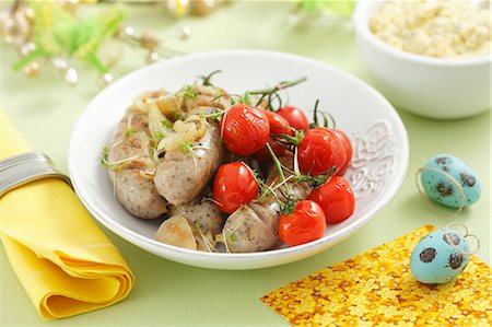 sausage recipe - Bratwurst sausages with cherry tomatoes and onions for Easter Foto de stock - Sin royalties Premium, Código: 659-07027295