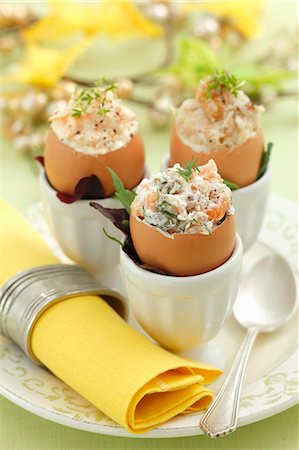 Assorted filled eggshells: with celery and walnuts, with carrots and horseradish, and with salmon Photographie de stock - Premium Libres de Droits, Code: 659-07027296