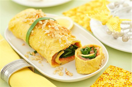 simsearch:659-03534174,k - Omelette with spinach and salmon for Easter Stock Photo - Premium Royalty-Free, Code: 659-07027300