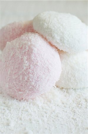 Marshmallows with grated coconut Stockbilder - Premium RF Lizenzfrei, Bildnummer: 659-07027356