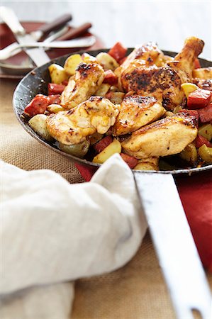 Chicken with chorizo and potatoes (Spain) Photographie de stock - Premium Libres de Droits, Code: 659-07027403