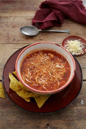 Chicken soup with grated cheese and tortilla chips (Mexico) Foto de stock - Sin royalties Premium, Código: 659-07027416