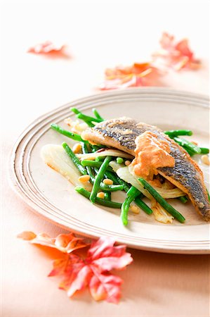 Sea bass with green beans and tomato sauce Photographie de stock - Premium Libres de Droits, Code: 659-07027434