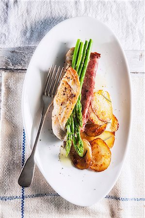 simsearch:659-06307688,k - Stuffed chicken breast with duck and asparagus Stock Photo - Premium Royalty-Free, Code: 659-07027444