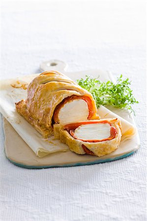 simsearch:659-07958454,k - Goat's cheese wrapped in puff pastry Foto de stock - Royalty Free Premium, Número: 659-07027455