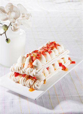 Meringue cake with strawberries and passion fruit sauce Foto de stock - Sin royalties Premium, Código: 659-07027466