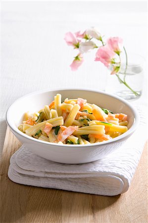simsearch:659-07069238,k - Pasta with salmon Photographie de stock - Premium Libres de Droits, Code: 659-07027469