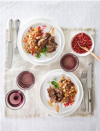 Lamb kebabs with rice and pomegranate seeds Photographie de stock - Premium Libres de Droits, Code: 659-07027461
