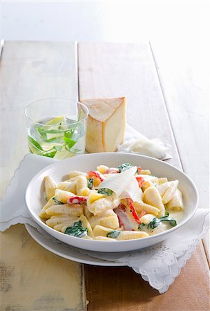 simsearch:659-06151520,k - Pasta with spinach and tomatoes in a creamy sauce Foto de stock - Sin royalties Premium, Código: 659-07027470