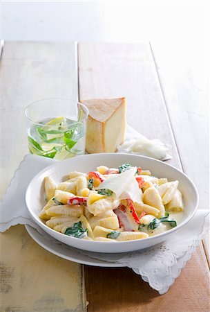 simsearch:659-08419829,k - Pasta with spinach and tomatoes in a creamy sauce Foto de stock - Sin royalties Premium, Código: 659-07027470