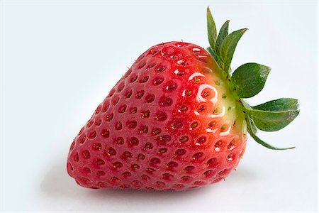 strawberry fruit - A strawberry against a white background Foto de stock - Sin royalties Premium, Código: 659-07027517