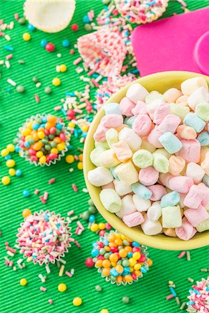 Colourful mini marshmallows, sugar balls and sugar sprinkles Stock Photo - Premium Royalty-Free, Code: 659-07027521