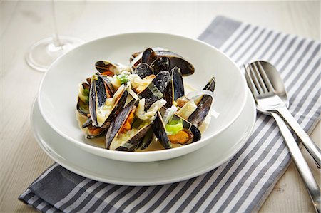 Mussels in white wine and garlic sauce Stock Photo - Premium Royalty-Free, Code: 659-07027537