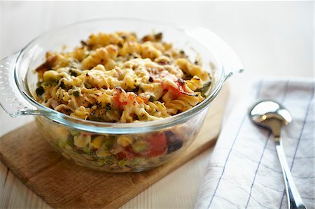 spiral noodle - Pasta and vegetable bake Photographie de stock - Premium Libres de Droits, Code: 659-07027538