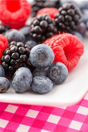 Mixed summer berries Photographie de stock - Premium Libres de Droits, Code: 659-07027533