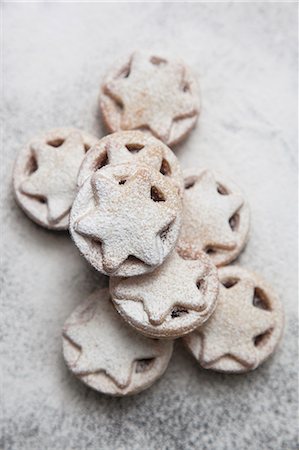 Mince pies dusted with icing sugar for Christmas Foto de stock - Sin royalties Premium, Código: 659-07027549