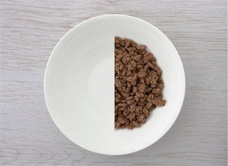 simsearch:649-03418696,k - A halved portion of chocolate crisped rice in a white bowl (view from above) Photographie de stock - Premium Libres de Droits, Code: 659-07027554