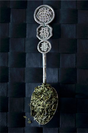 Sencha tea leaves on an Oriental silver spoon Foto de stock - Sin royalties Premium, Código: 659-07027559