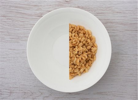 A halved portion of cereal in a white bowl (view from above) Foto de stock - Sin royalties Premium, Código: 659-07027553