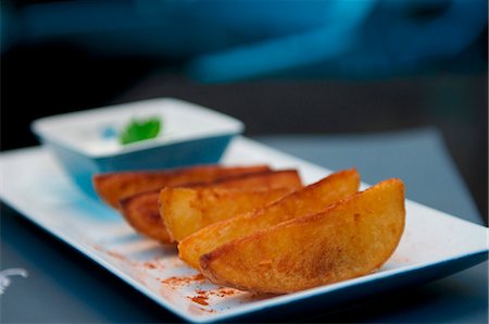 side order - Potato wedges on a rectangular plate Stock Photo - Premium Royalty-Free, Code: 659-07027609