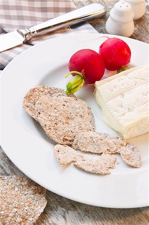 A snack of Camembert, rye crackers and radishes Foto de stock - Royalty Free Premium, Número: 659-07027622