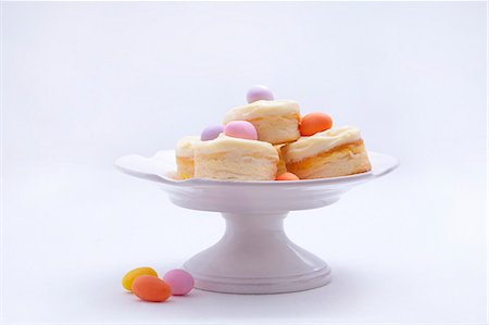 easter dish - Mini cheesecakes with vanilla custard and marzipan eggs on a cake stand Photographie de stock - Premium Libres de Droits, Code: 659-07027686